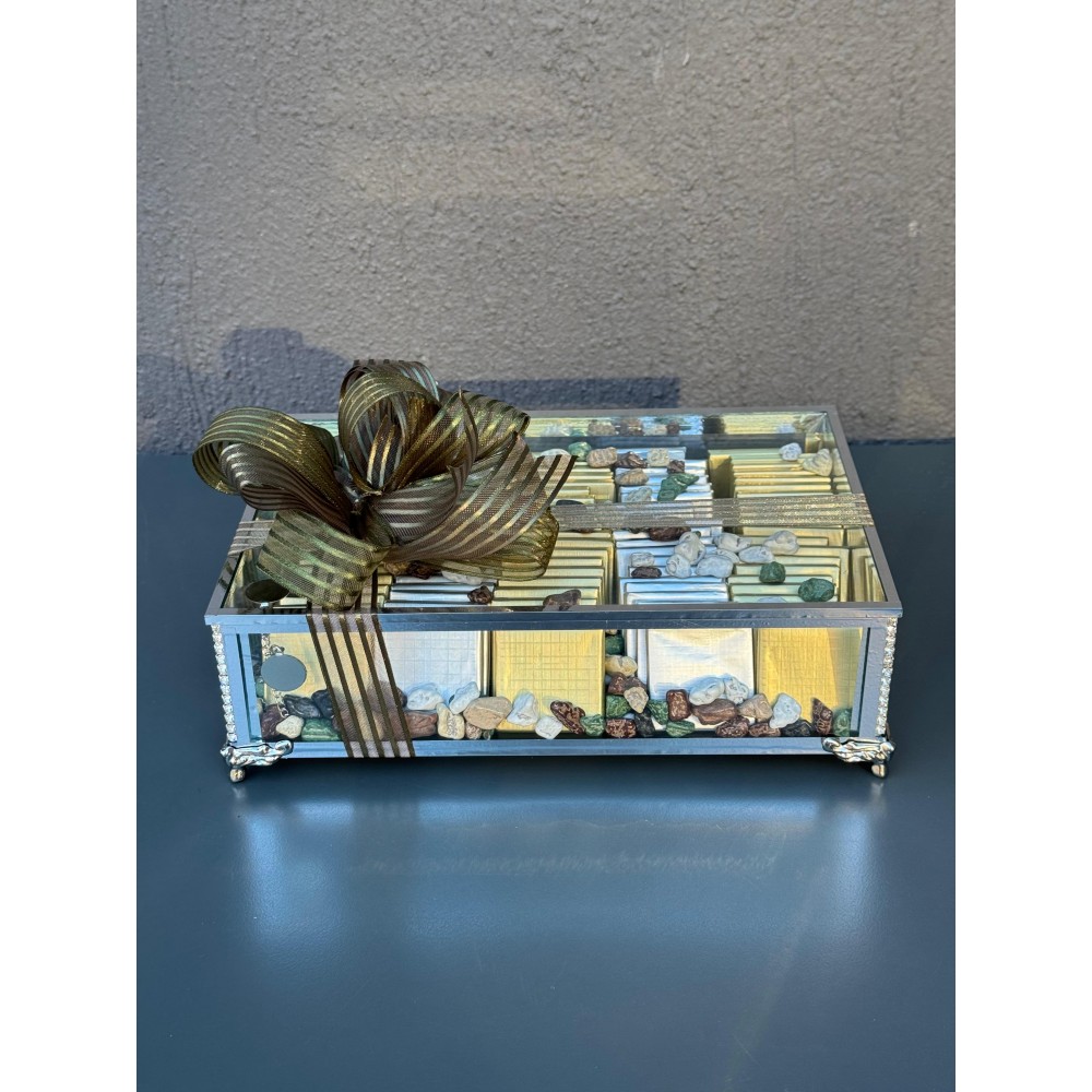 25x17 CM METAL DİKDÖRTGEN CAM KUTUDA GÜMÜŞ-GOLD MADLEN ÇİKOLATA VE RESİTAL ÇAKIL DRAJE